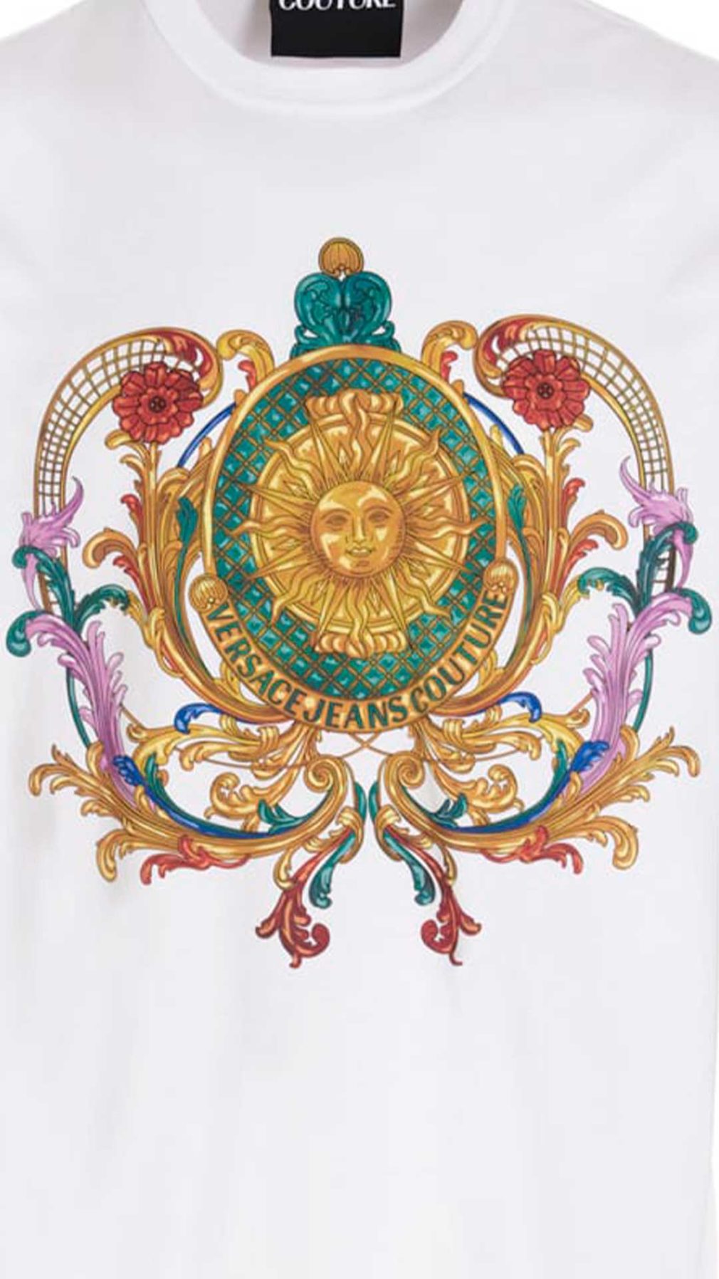Camiseta blanca Versace Jeans Couture con estampado barroco y logo en la parte delantera
