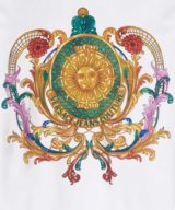 Camiseta blanca Versace Jeans Couture con estampado barroco y logo en la parte delantera