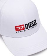 Gorra blanca Diesel con logotipo en la parte delantera