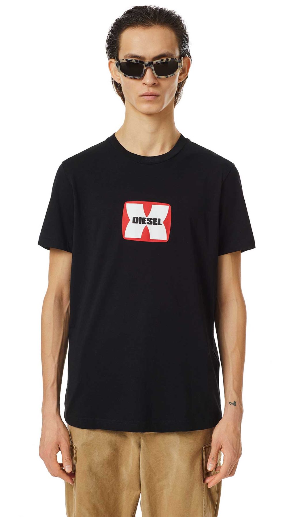 Camiseta negra Diesel con logo en relieve en la parte delantera