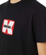 Camiseta negra Diesel con logo en relieve en la parte delantera