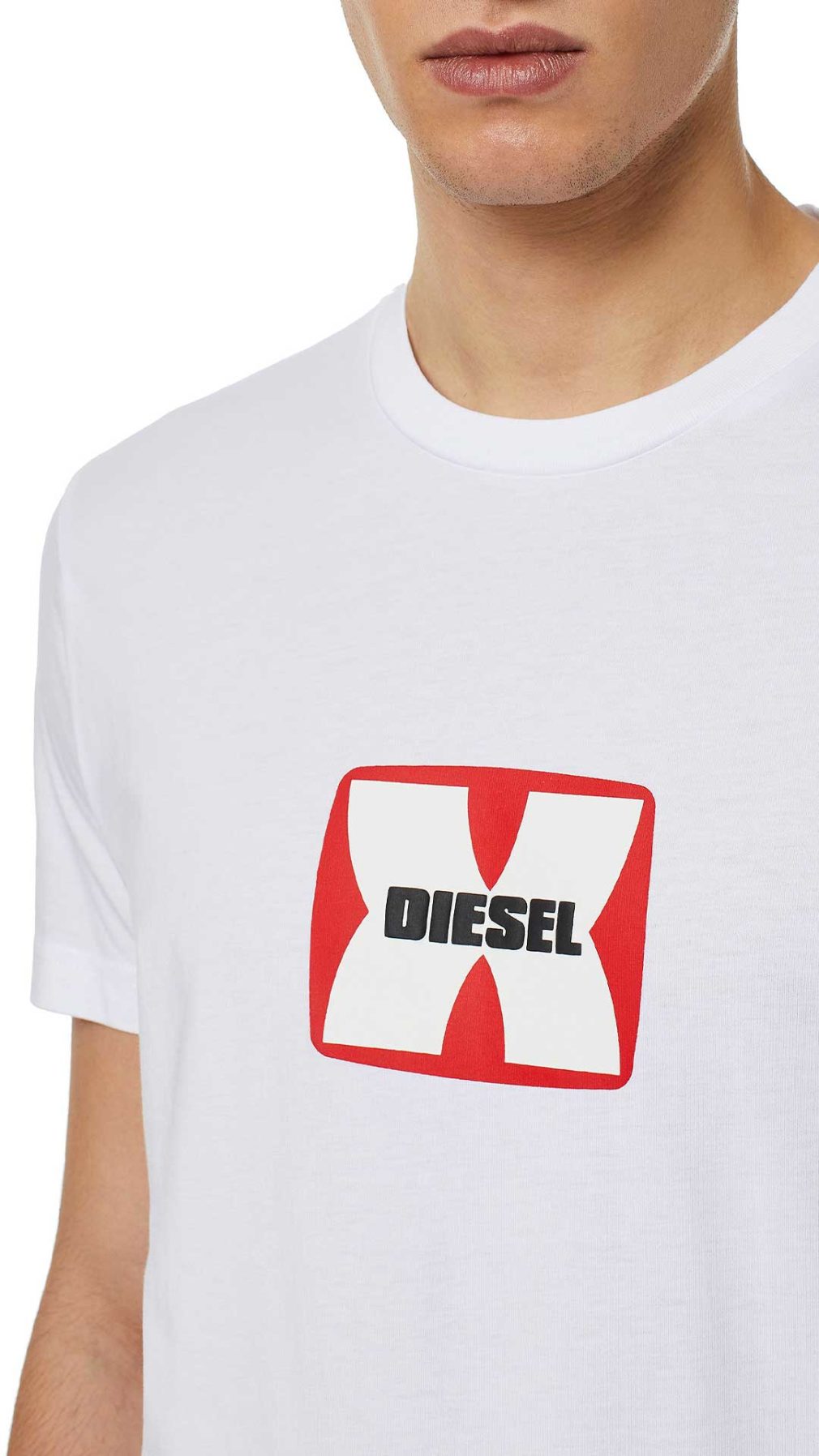 Camiseta blanca Diesel con logo en relieve en la parte delantera