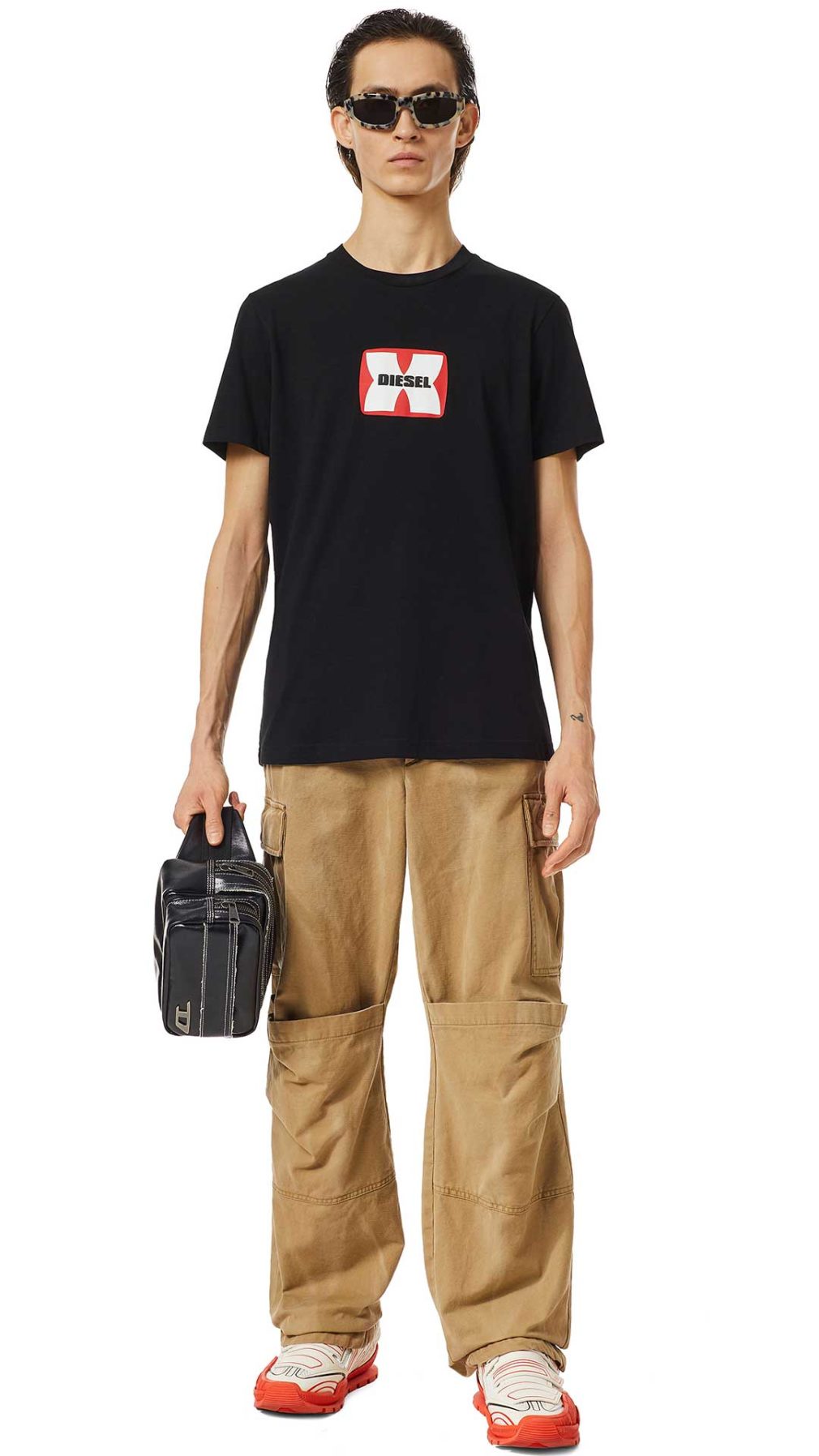 Camiseta negra Diesel con logo en relieve en la parte delantera