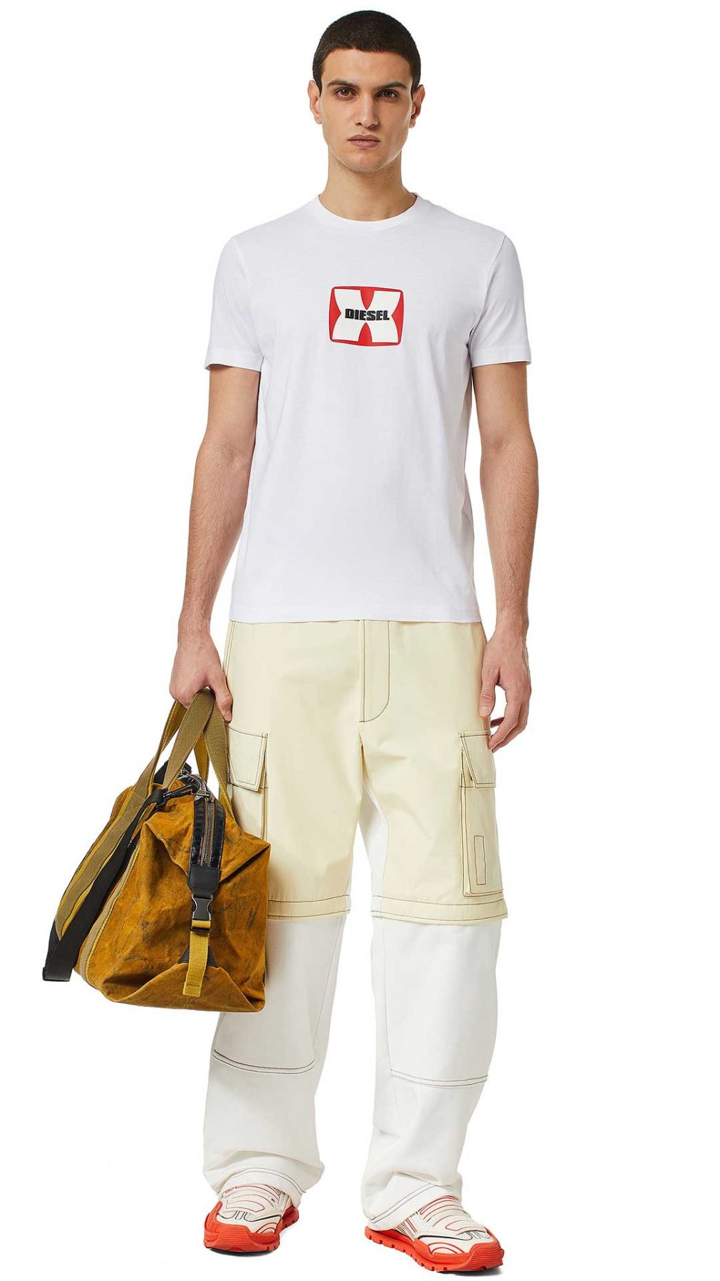 Camiseta blanca Diesel con logo en relieve en la parte delantera