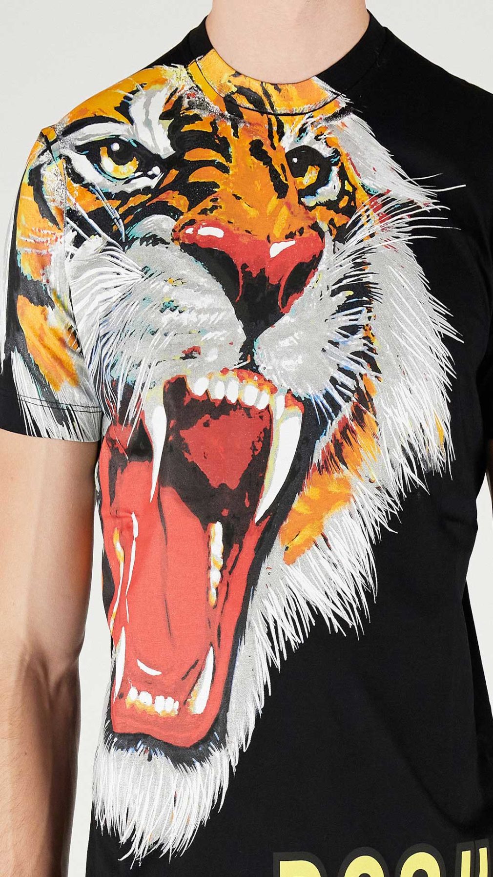 Camiseta negra Dsquared2 con serigrafia de tigre y logo al lado izquierdo