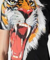 Camiseta negra Dsquared2 con serigrafia de tigre y logo al lado izquierdo