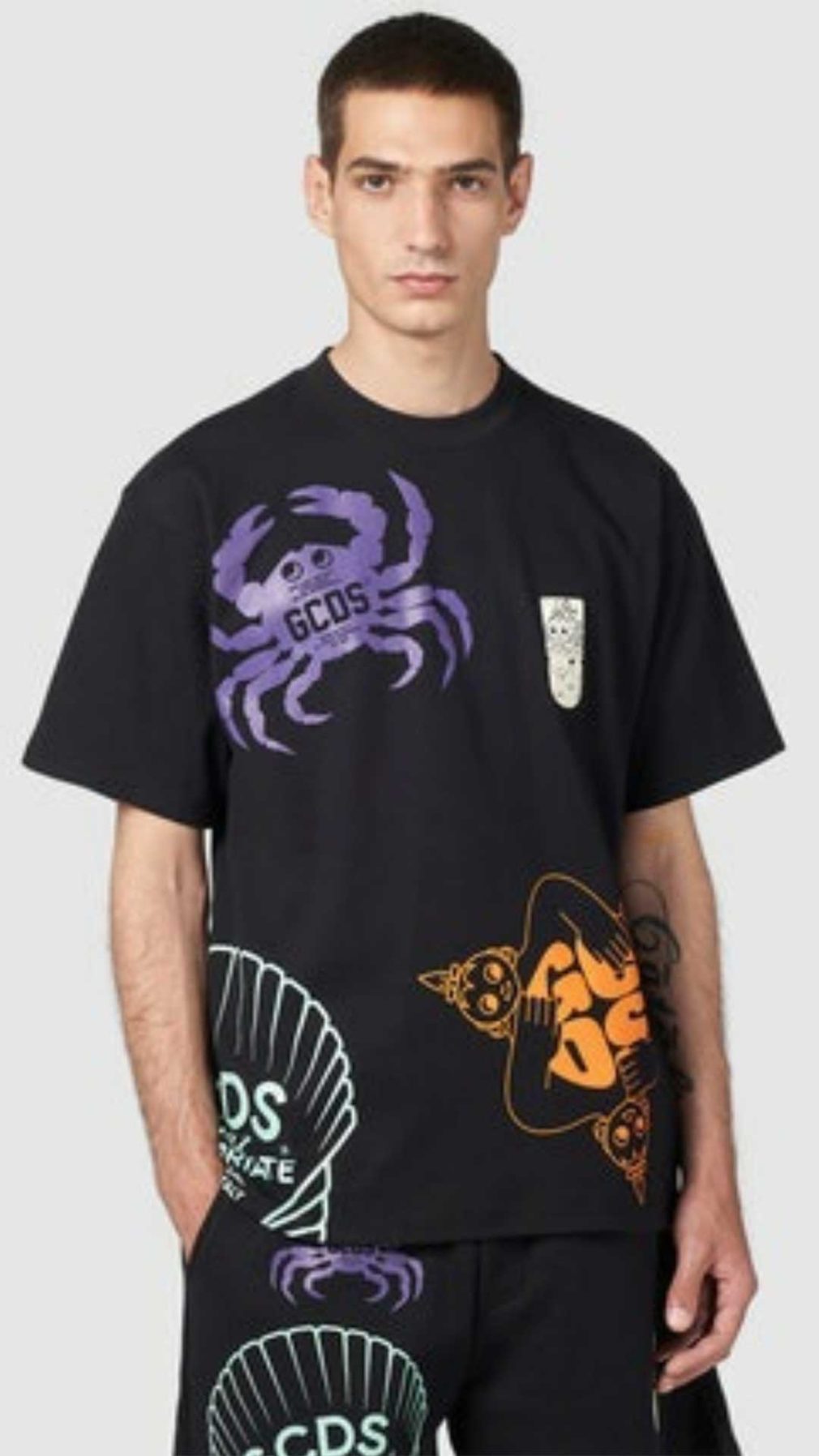 Camiseta negra GCDS con estampado del logo en la parte delantera y parte posterior