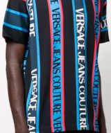 Camiseta Versace Jeans Couture con rayas verticales y logo