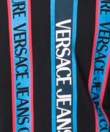 Camiseta Versace Jeans Couture con rayas verticales y logo