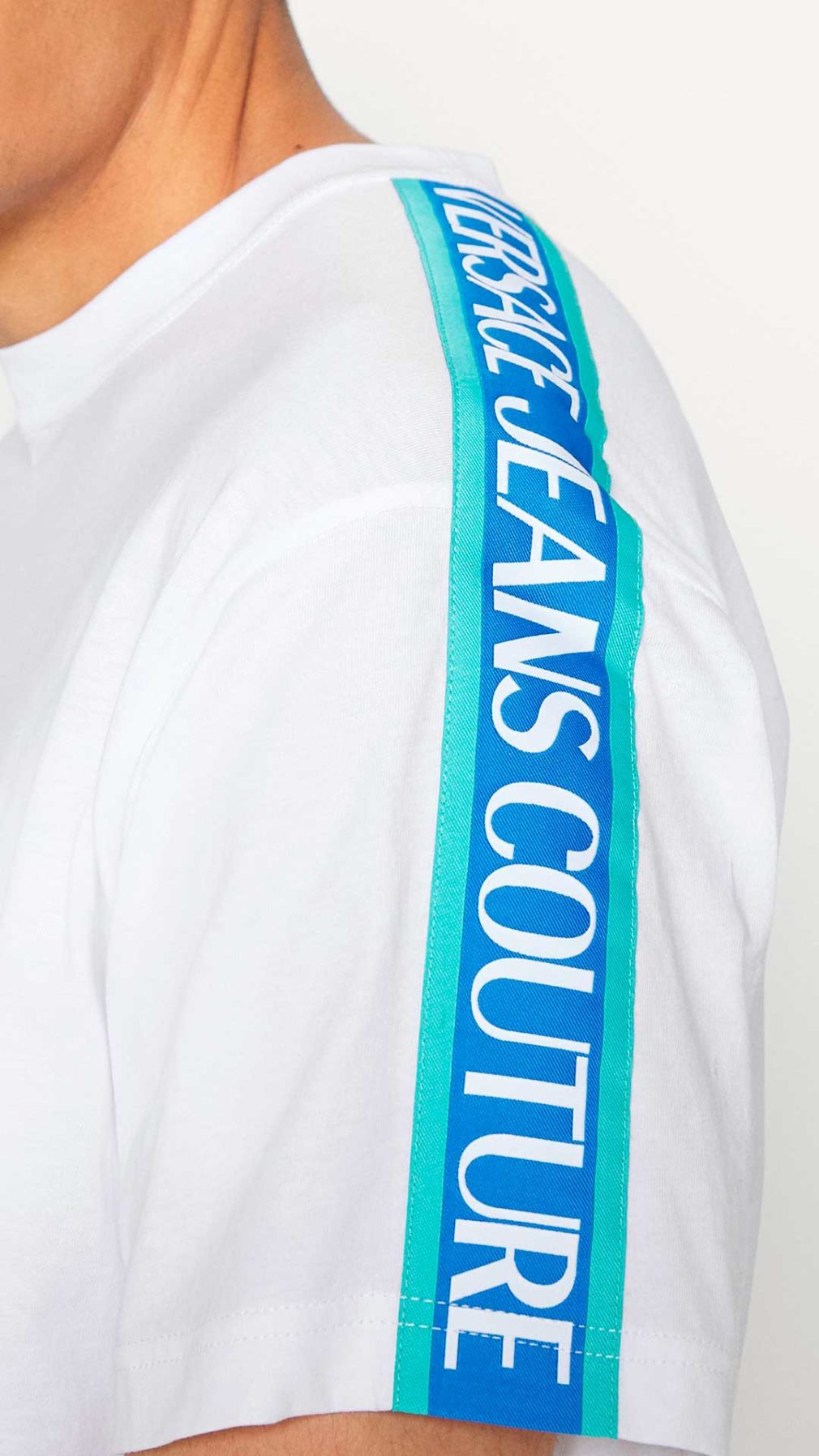 Camiseta blanca Versace Jeans Couture bandas con logo en los hombros