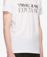 Camiseta blanca Versace Jeans Couture con logo plateado en la parte delantera