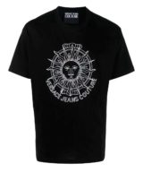 Camiseta negra Versace Jeans Couture con  sol y logo en relieve engomado en la parte delantera