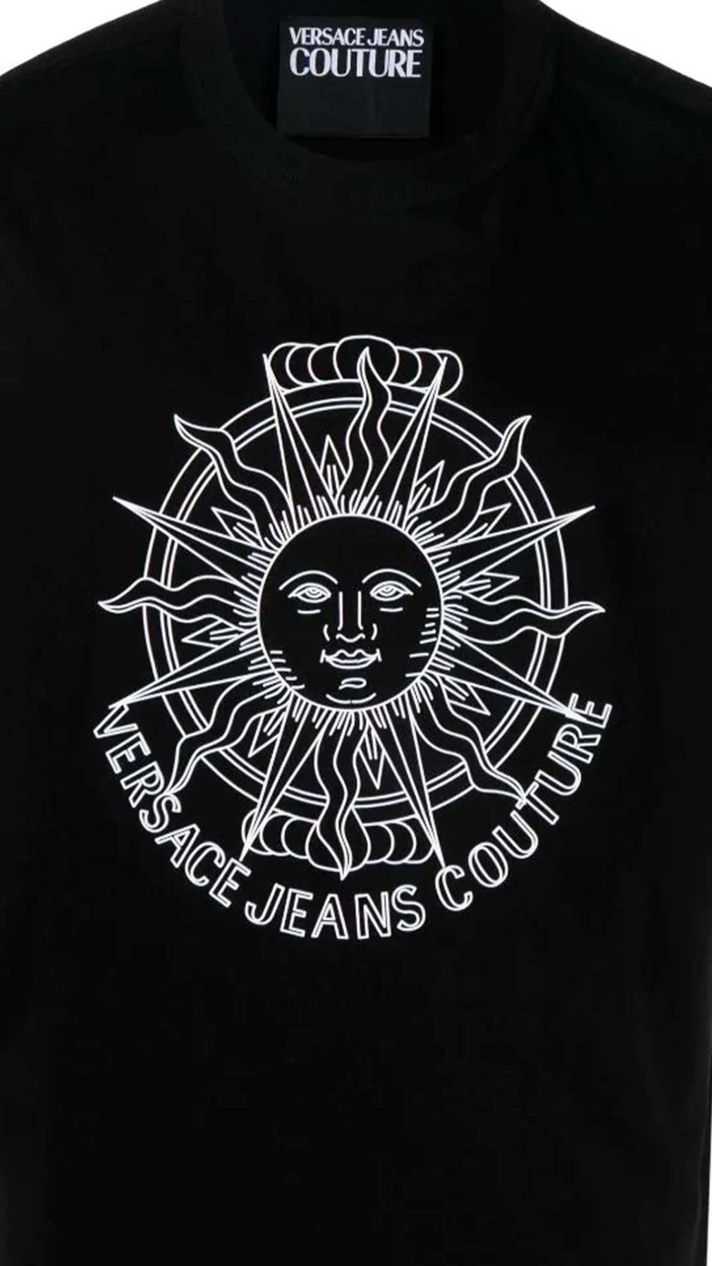 Camiseta negra Versace Jeans Couture con  sol y logo en relieve engomado en la parte delantera