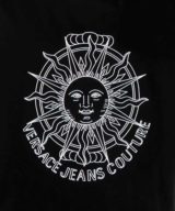 Camiseta negra Versace Jeans Couture con  sol y logo en relieve engomado en la parte delantera