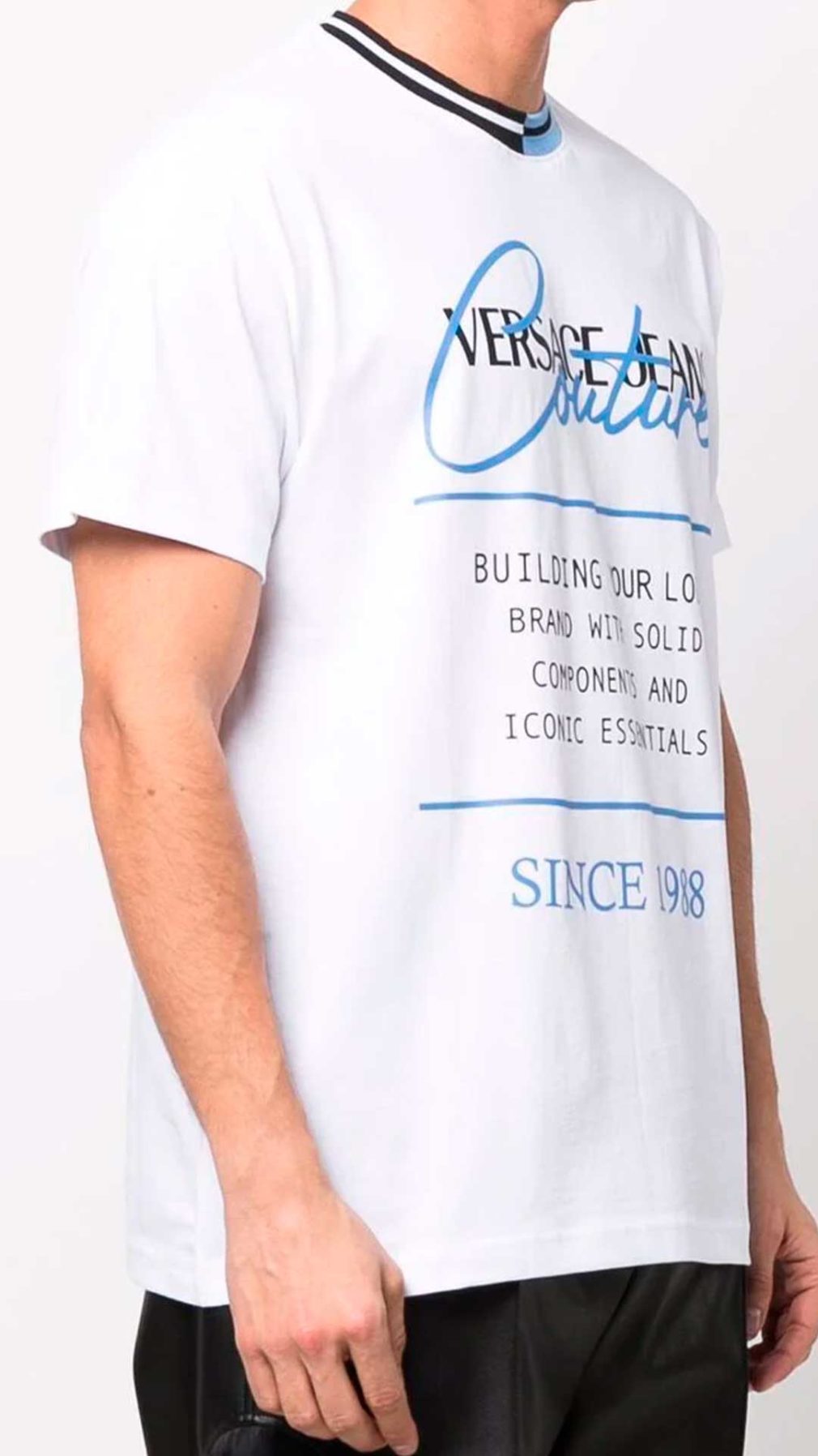 Camiseta  blanca Versace Jeans Couture con logo estampado en la parte delantera