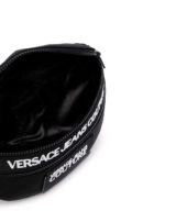 Riñonera Versace Jeans Couture con logo en relieve  en la parte delantera