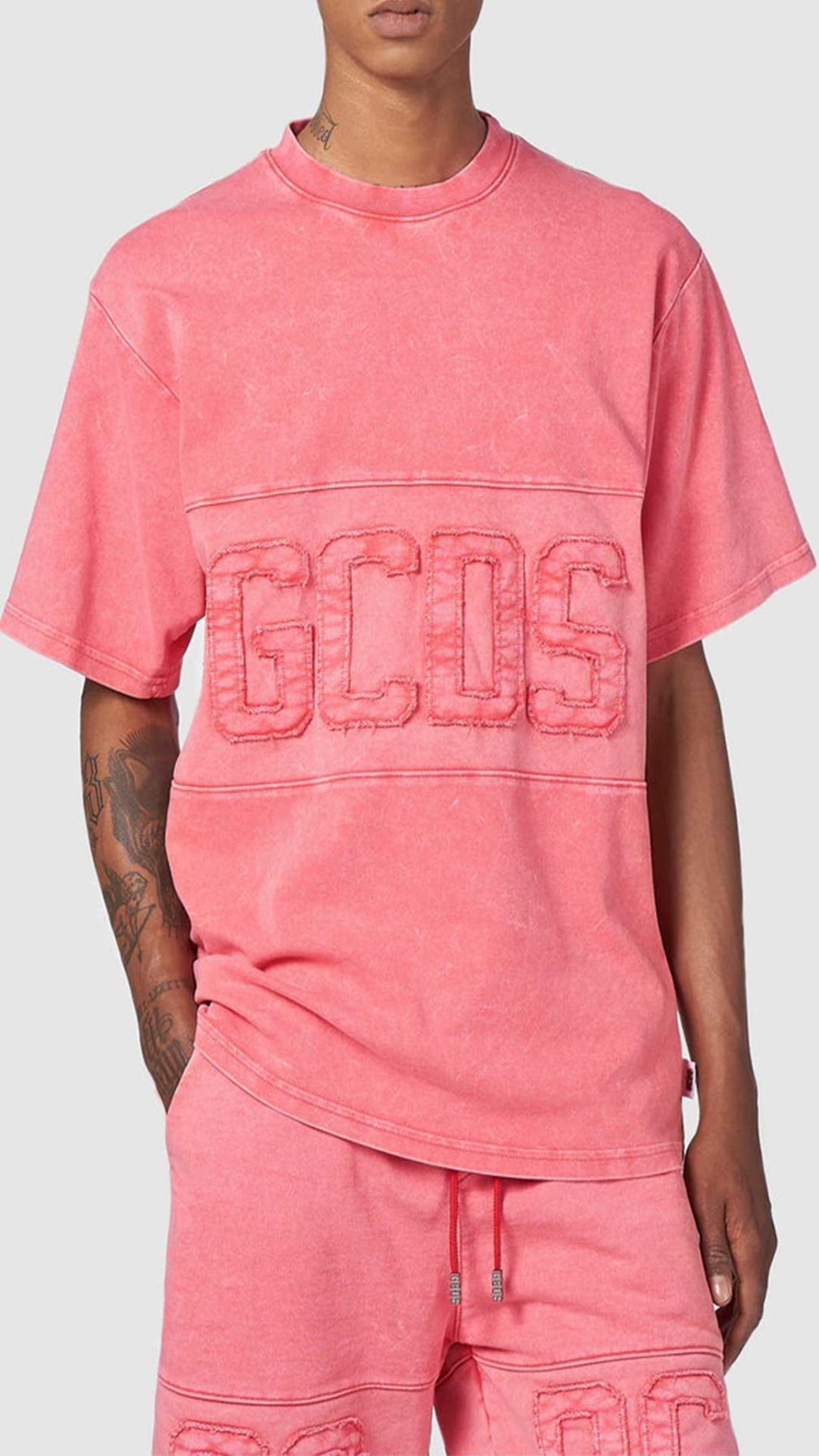Camiseta GCDS con el logo incrustada delante y detrás