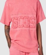 Camiseta GCDS con el logo incrustada delante y detrás