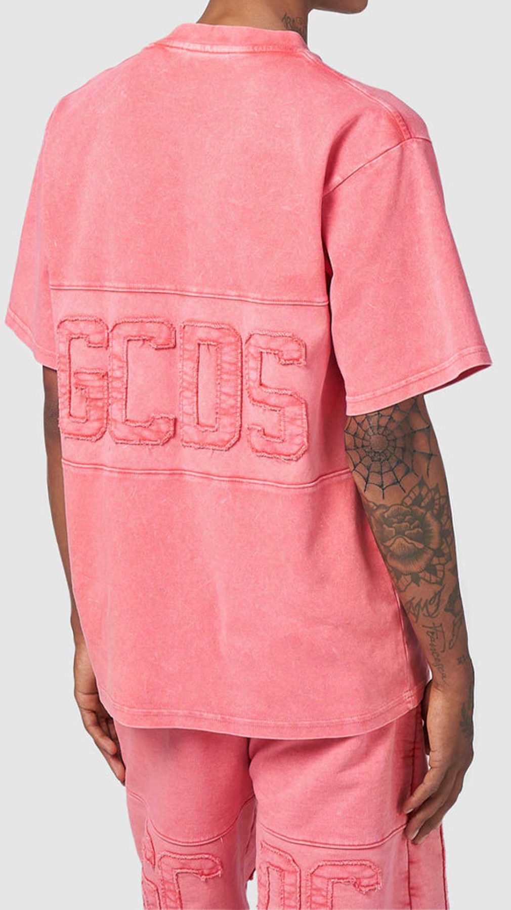 Camiseta GCDS con el logo incrustada delante y detrás