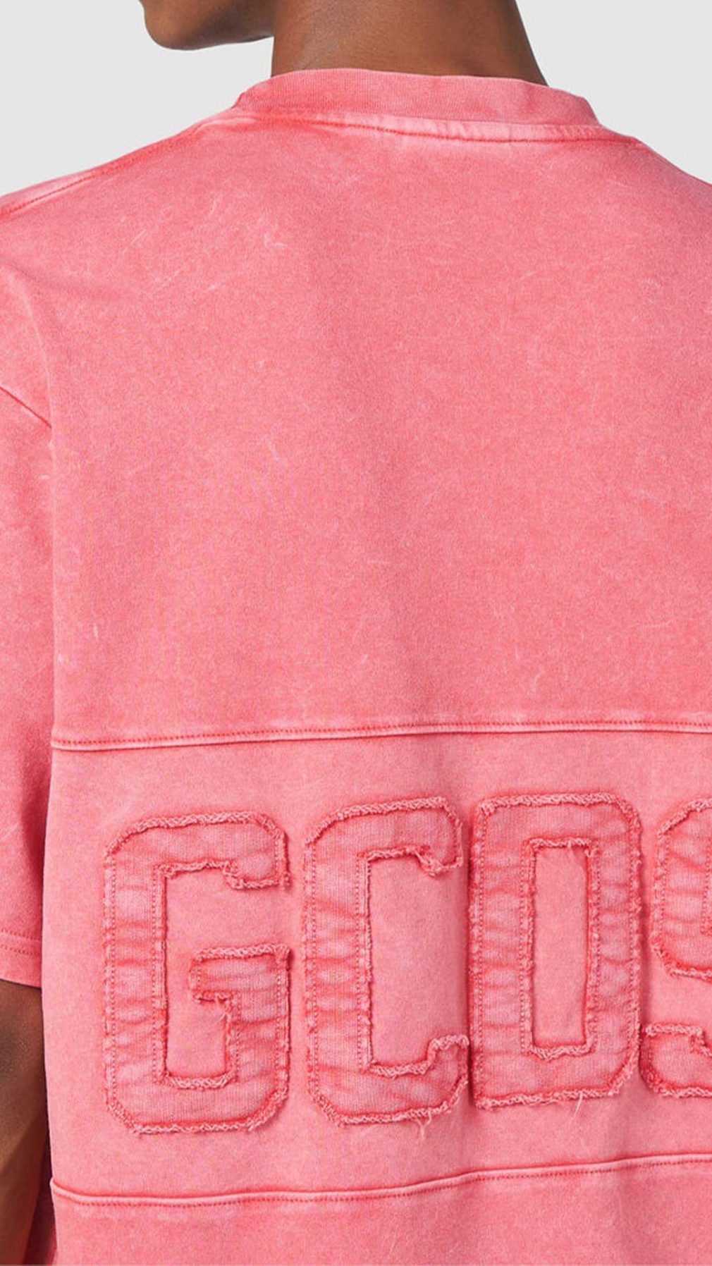 Camiseta GCDS con el logo incrustada delante y detrás