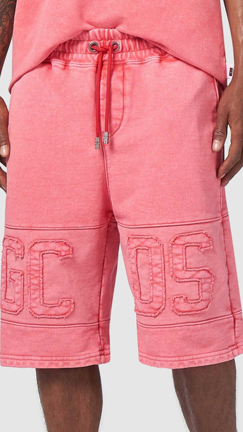 Pantalón corto GCDS banda con el logo incrustado delante y detrás