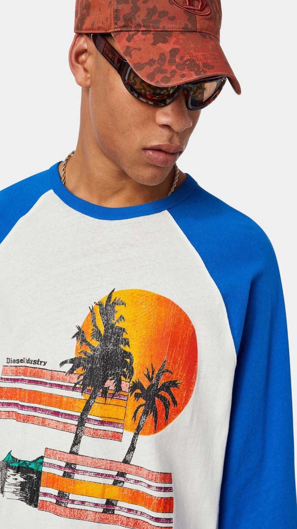 Camiseta Diesel mangas raglán 3/4 con estampado tropical