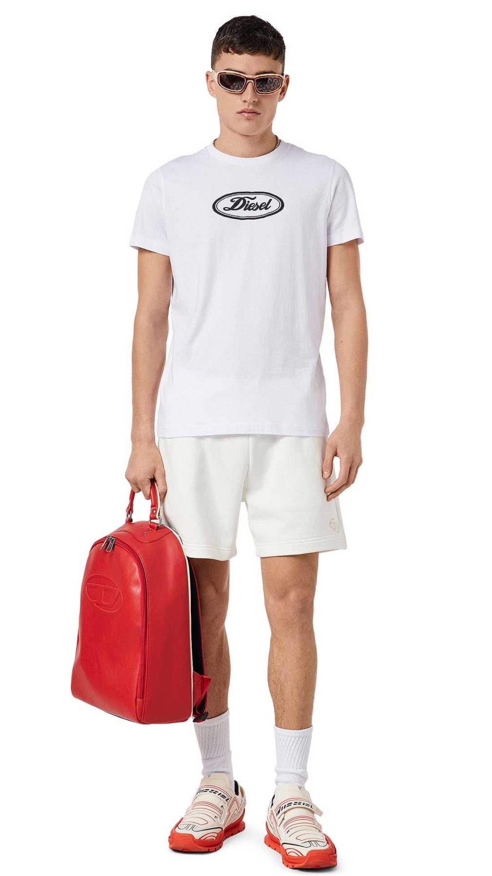 Camiseta blanca Diesel logotipo vintage estampado en relieve en la parte delantera