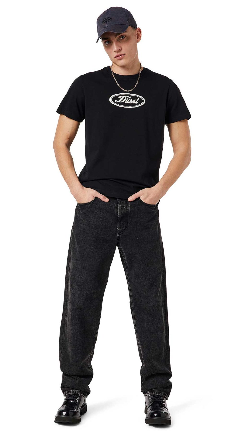 Camiseta negra Diesel logotipo vintage estampado en relieve en la parte delantera