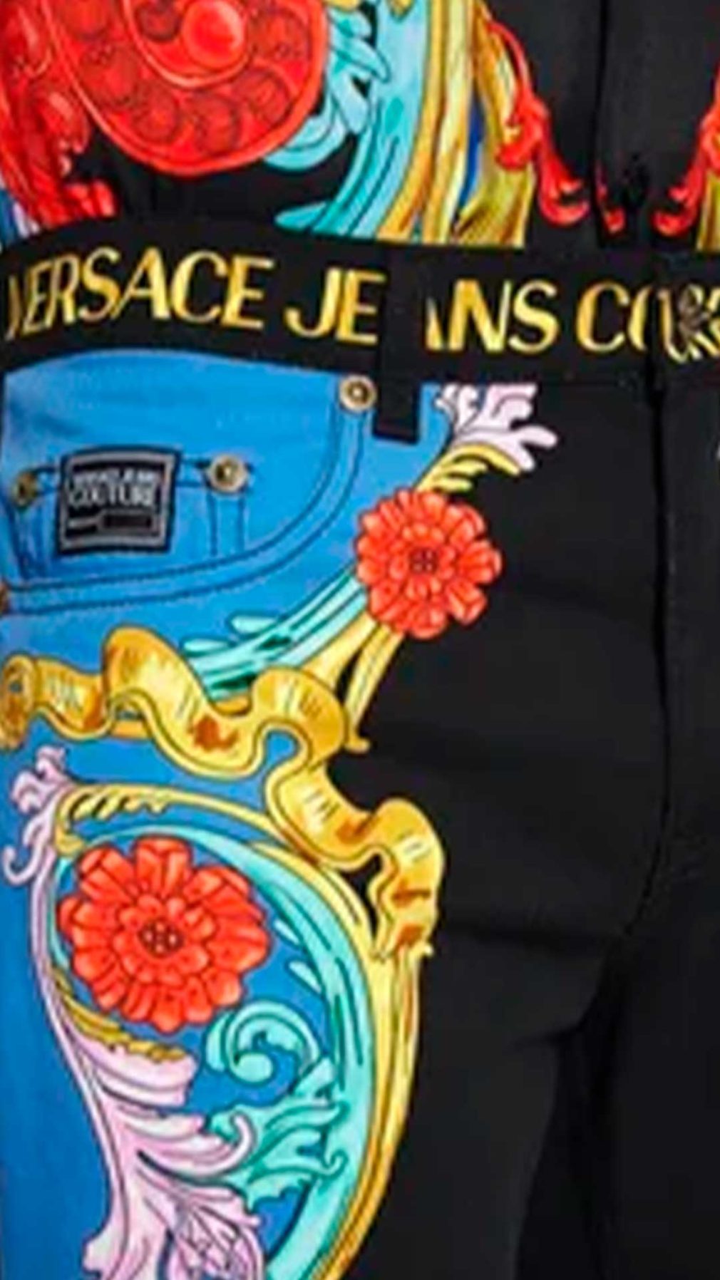 Pantalón corto Versace Jeans Couture con estampado barroco