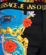 Pantalón corto Versace Jeans Couture con estampado barroco