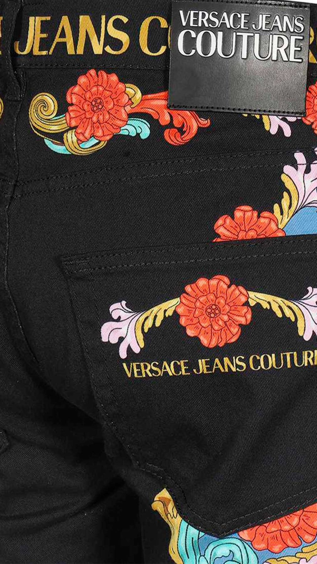 Pantalón corto Versace Jeans Couture con estampado barroco