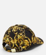 Gorra negra Versace Jeans Couture con estampado barroco