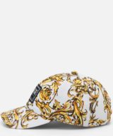 Gorra  blanca Versace Jeans Couture con estampado barroco