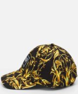 Gorra negra Versace Jeans Couture con estampado barroco