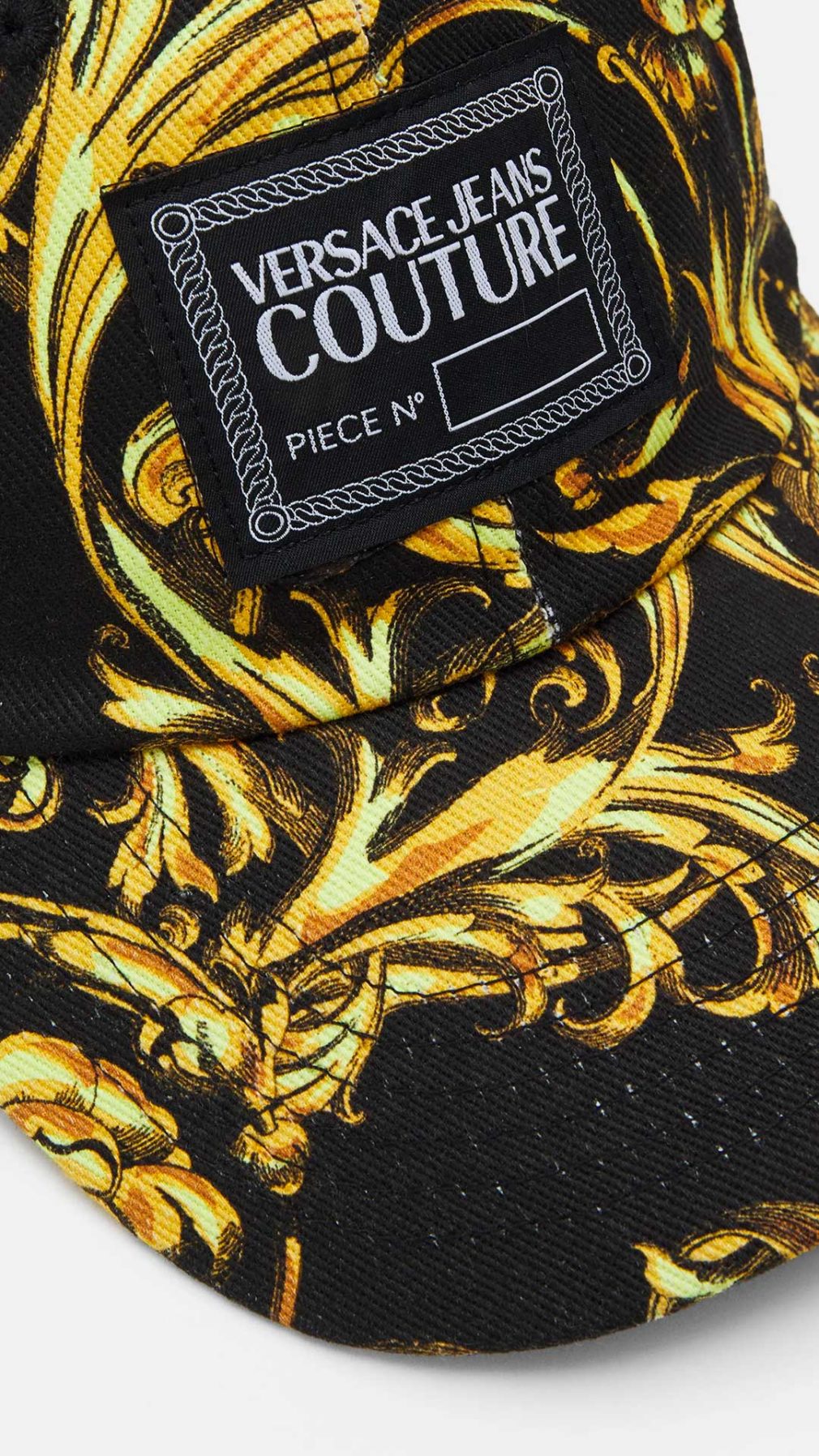 Gorra negra Versace Jeans Couture con estampado barroco