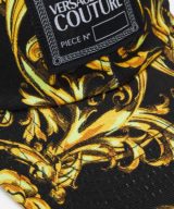 Gorra negra Versace Jeans Couture con estampado barroco