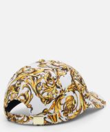 Gorra  blanca Versace Jeans Couture con estampado barroco