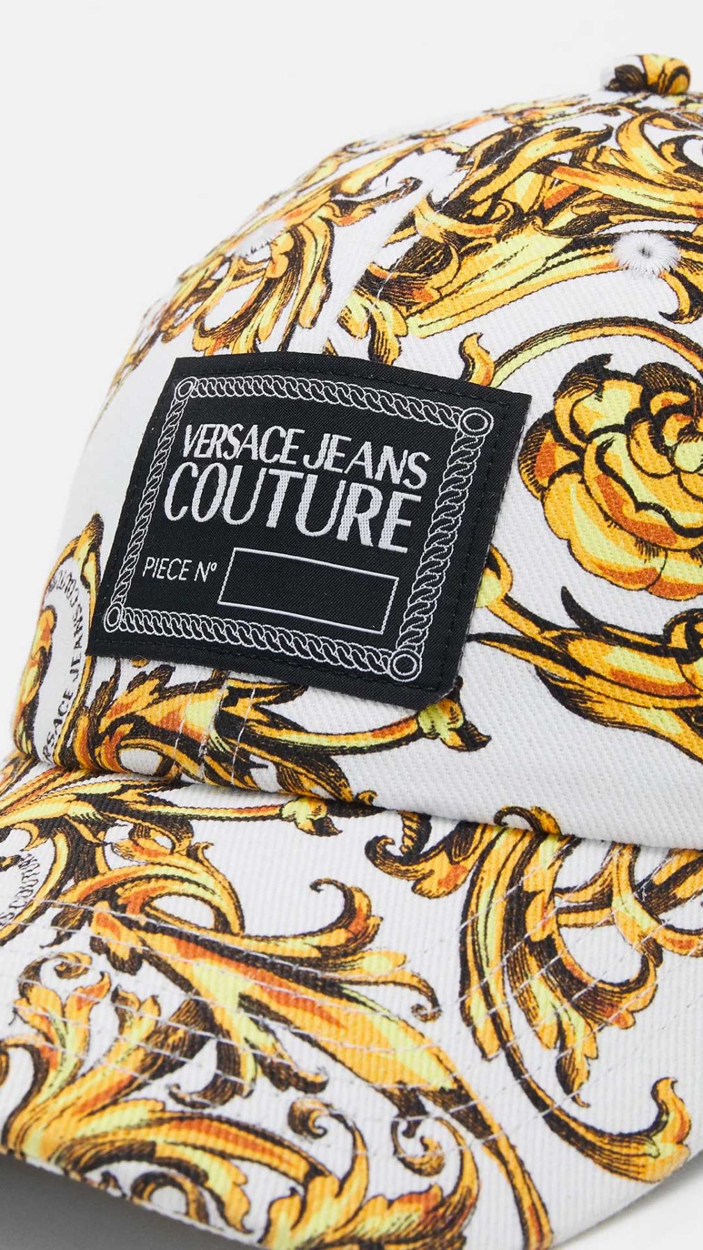 Gorra  blanca Versace Jeans Couture con estampado barroco