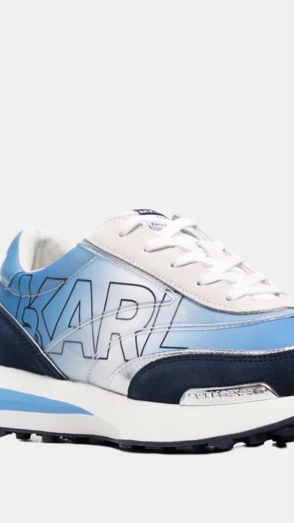 Deportivas azul Karl Lagerfeld con detalles translúcidos en los paneles laterales y un maxi logo estampado