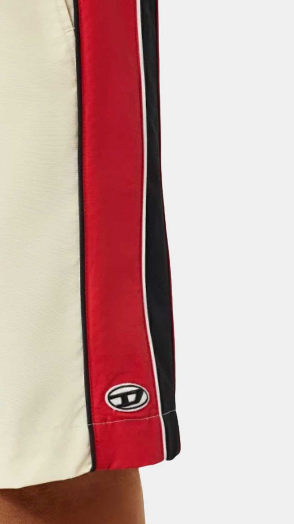 Pantalones cortos Diesel con logotipo vintage en la pierna izquierda