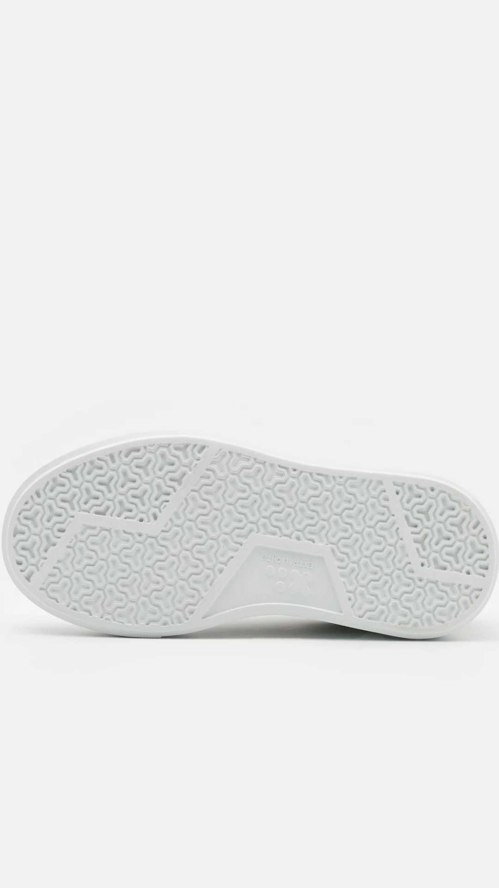 Deportiva Karl Lagerfeld  con logotipo en relieve en el lateral