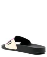 Chancla Moschino con logotipo en relieve en tira holograma