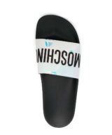 Chancla Moschino con logotipo en relieve en tira holograma