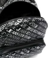 Mochila Versace Jeans Couture con logotipo estampado en toda la pieza
