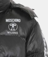 Chaqueta Moschino acolchada con bandas en mangas con logotipo