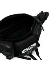 Riñonera Moschino con múltiples bolsillos y logo