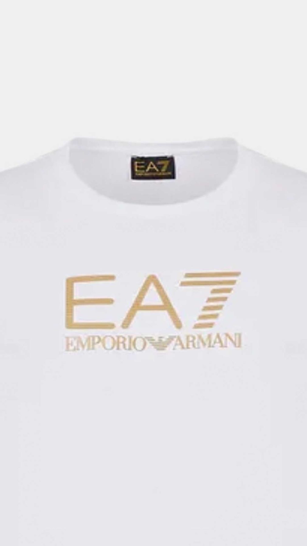 Camiseta EA7 Emporio Armani con logotipo en dorado