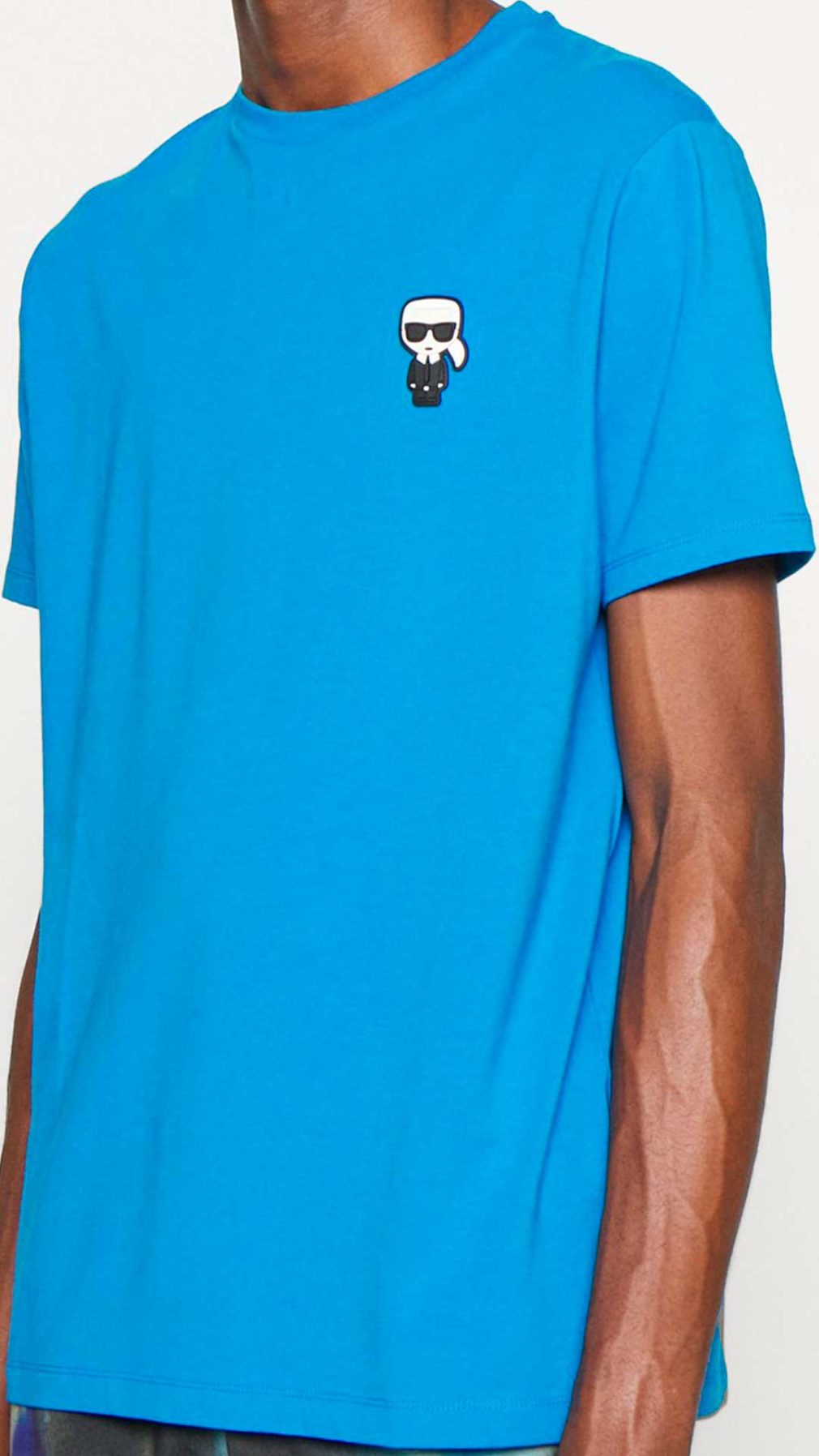 Camiseta Karl Lagerfeld con detalle de parche en el pecho engomado