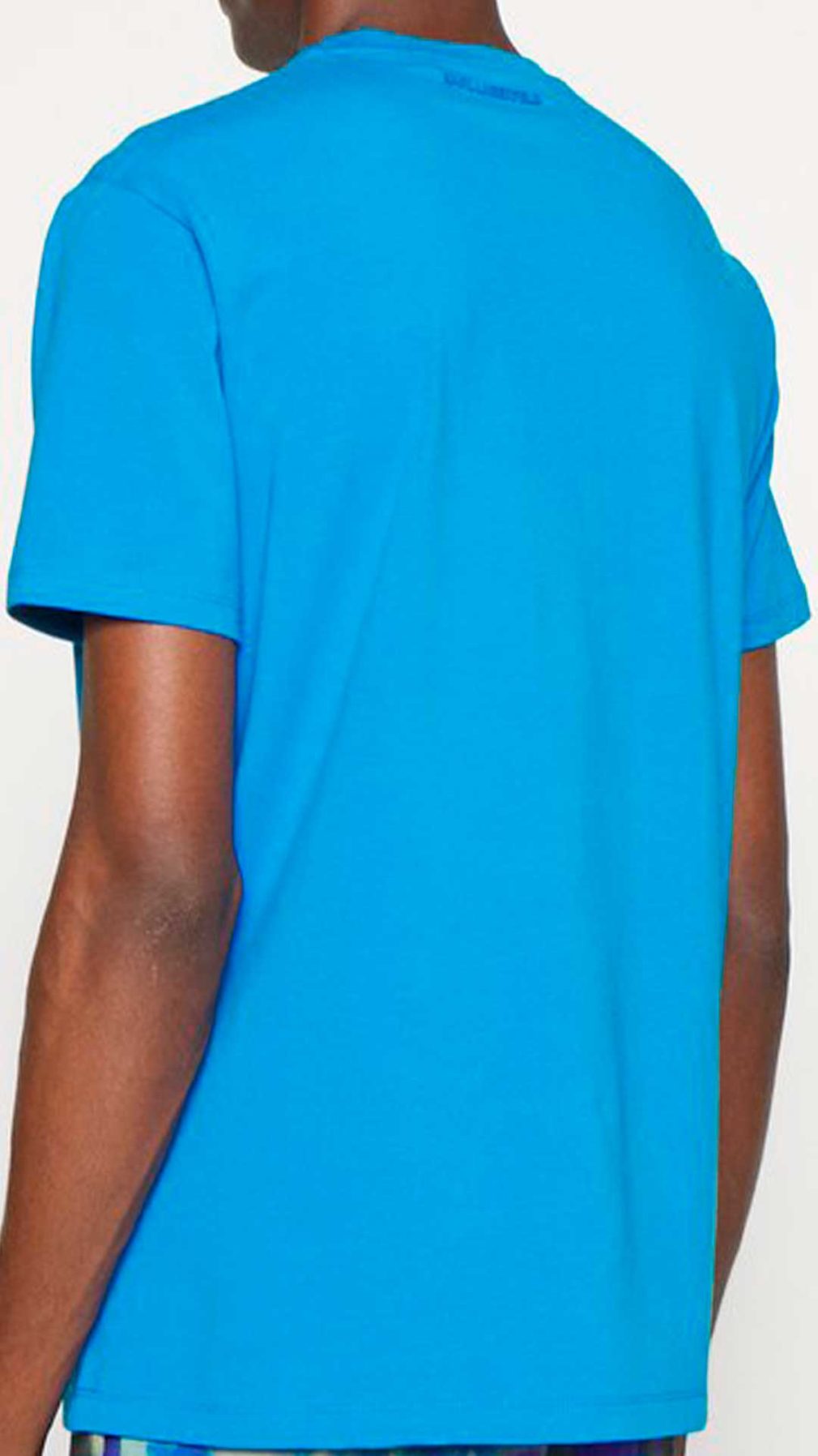 Camiseta Karl Lagerfeld con detalle de parche en el pecho engomado