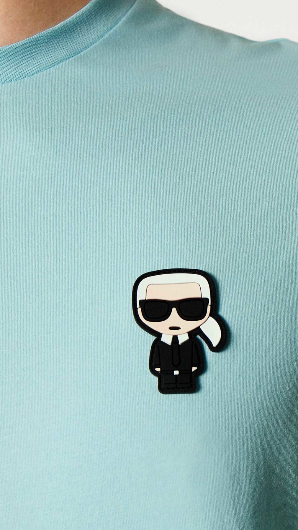 Camiseta azul claro Karl Lagerfeld con detalle de parche en el pecho engomado